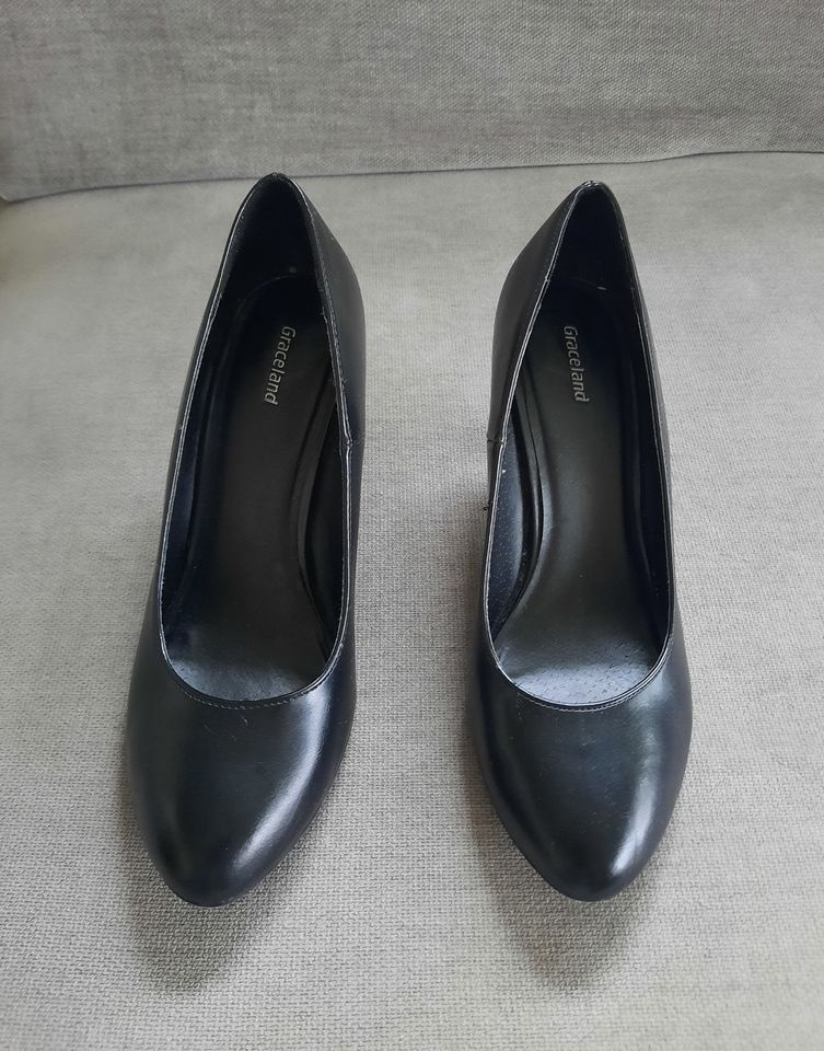 Elegante, zeitlose Pumps in Schwarz in Augsburg