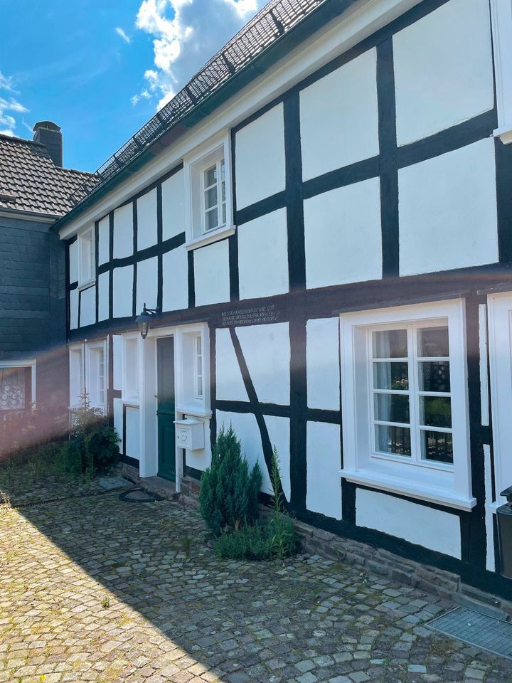 Kleines Fachwerkhaus Doppelhaus Wohnung Denkmal Niedrige Decke in Wiehl