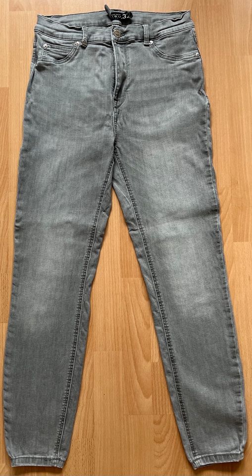 Graue Jeanshose in Föhren bei Trier