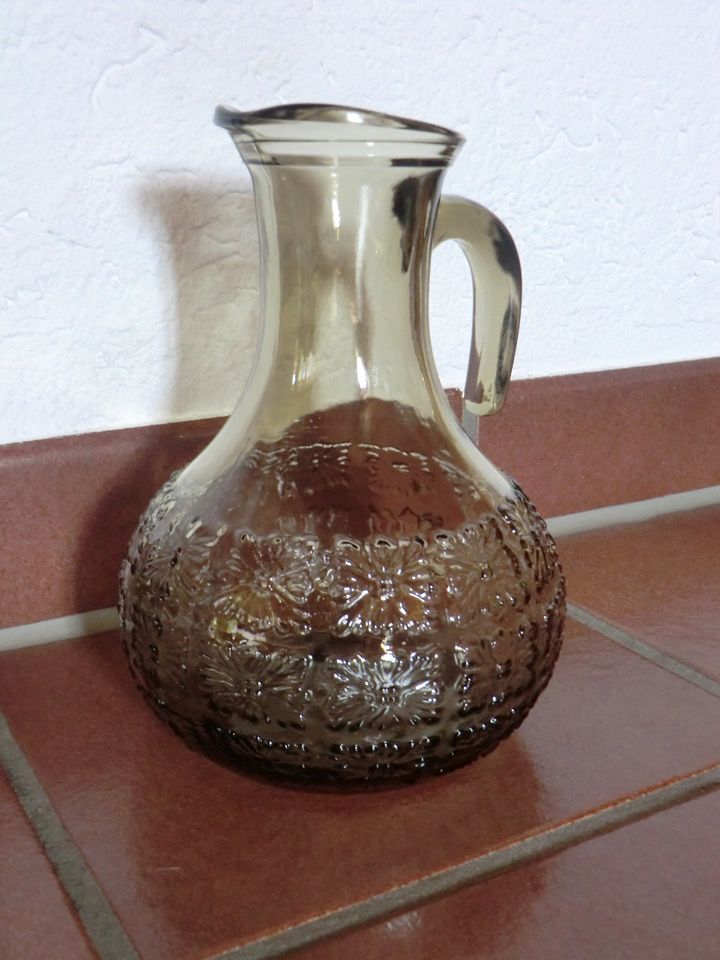 Saft-Wasserkrug Glaskaraffe aus bräunlichem Glas Verzierungen in Großmehring
