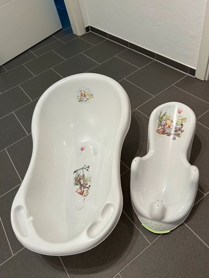 Babybadewanne mit Babybadesitz und Badethermometer in Rettenbach