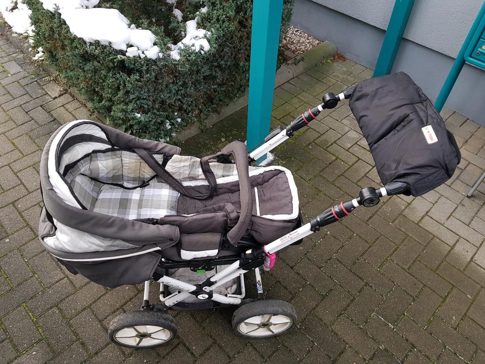 Hartan Kinderwagen mit Regen- & Sonnenschutz + weitere Extras in Finsterwalde