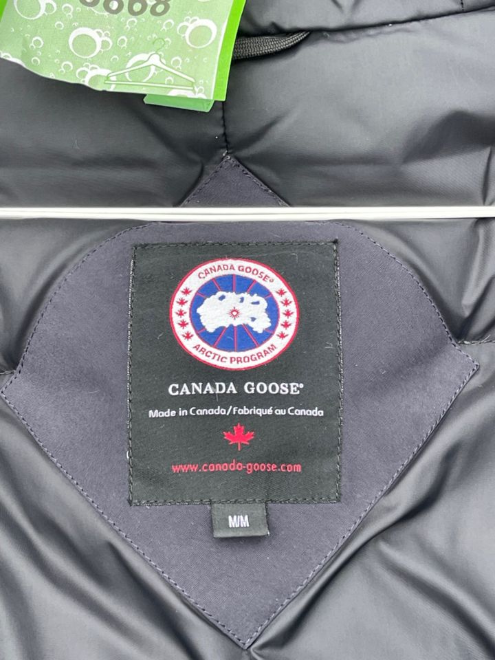 Canada Goose Chateau Parka M in Schenefeld