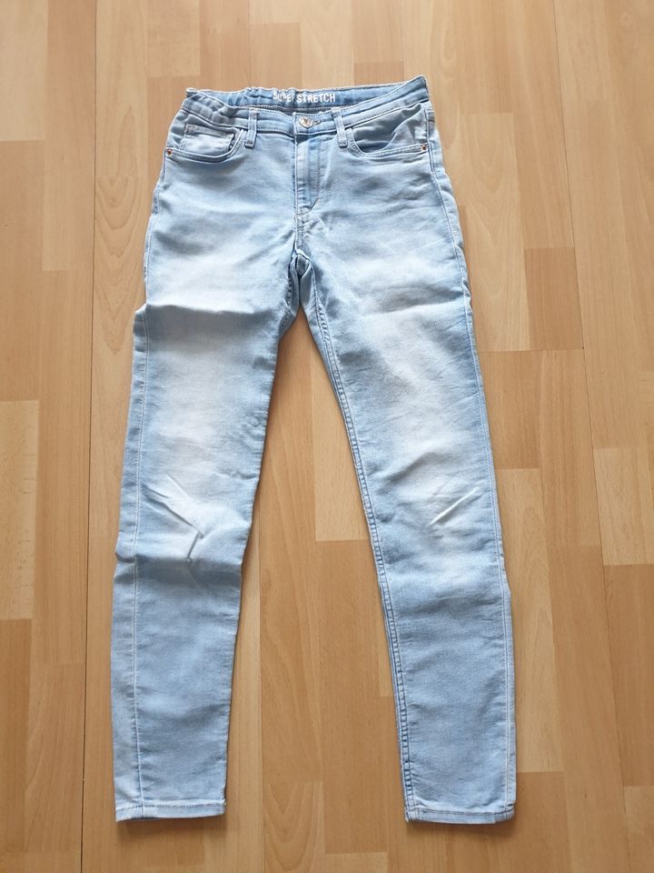Jeans + Bluse gr. 146 von H&M in Troisdorf