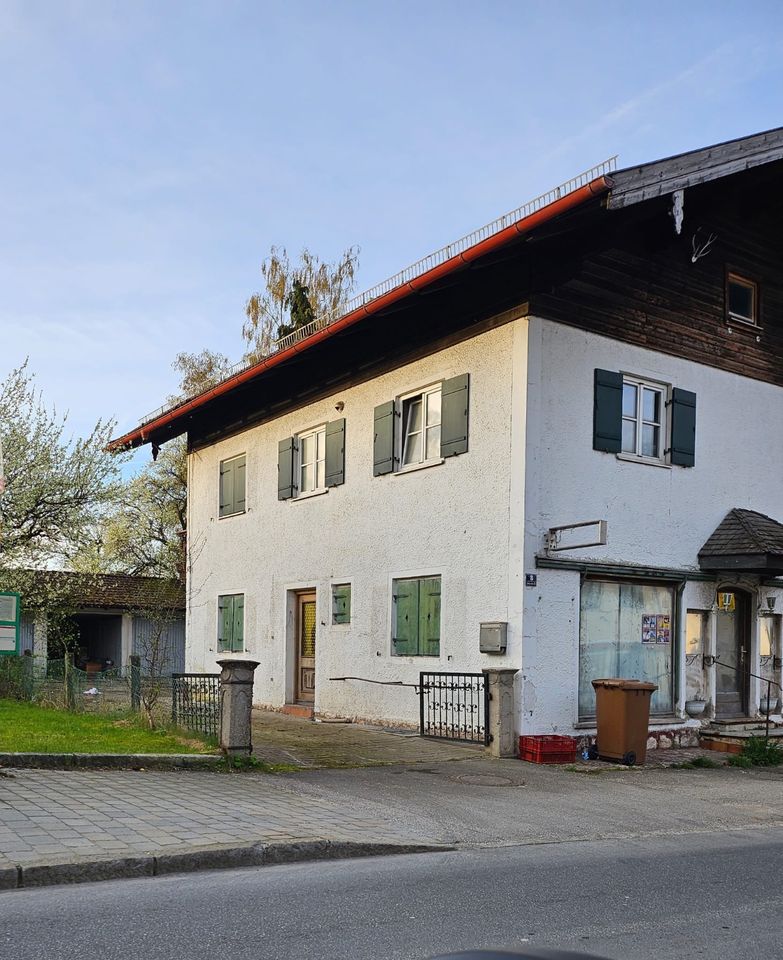 Charmantes Mehrfamilienhaus mit Gewerbefläche und traumhaftem Bergblick - Kernsanierung oder Neubau in Chieming