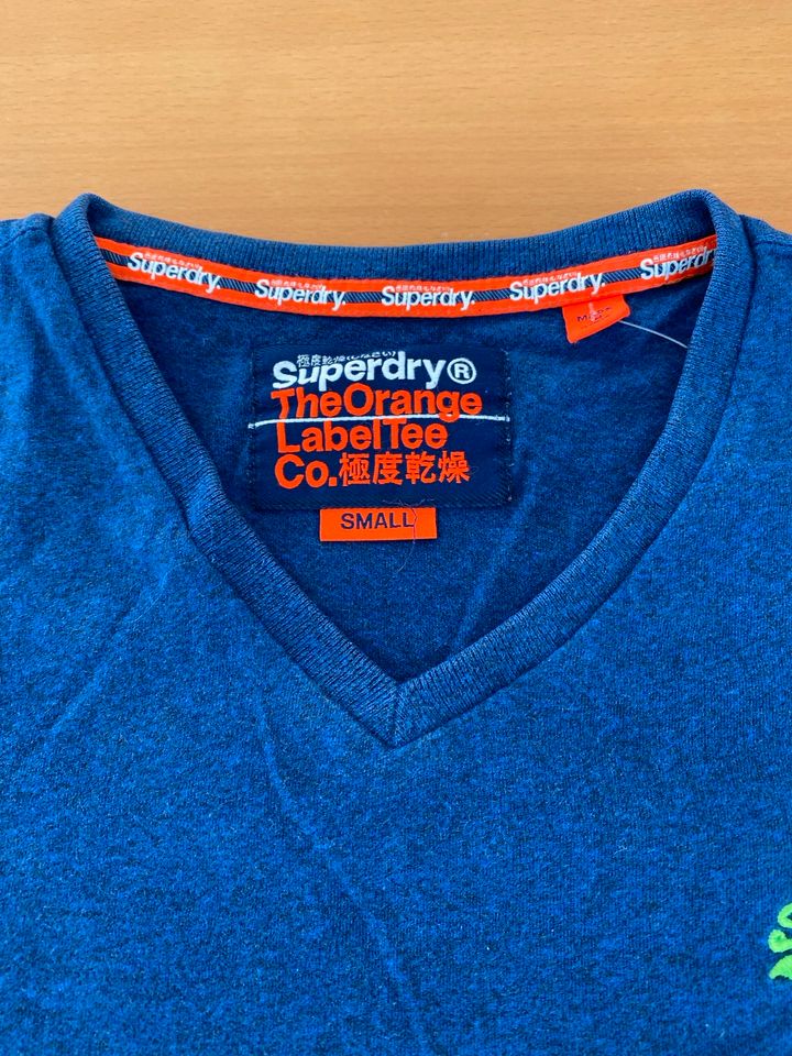 Superdry T-Shirt V-Ausschnitt blau Größe S in Mörfelden-Walldorf