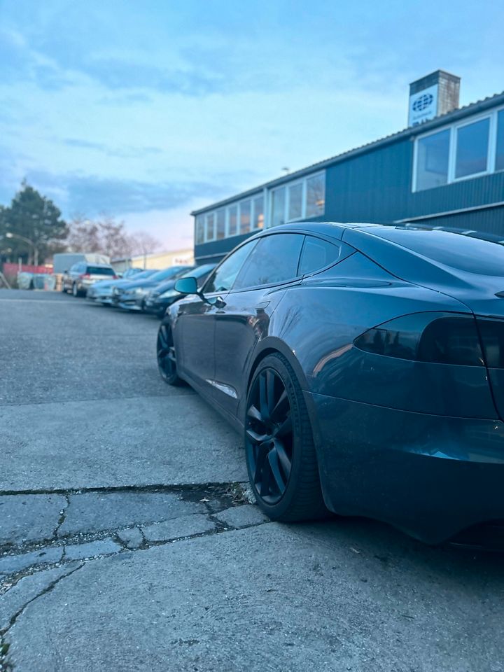 TESLA MODEL (AUCH PLAID) S/X TIEFERLEGUNG / HÖHERLEGUNG in Butzbach