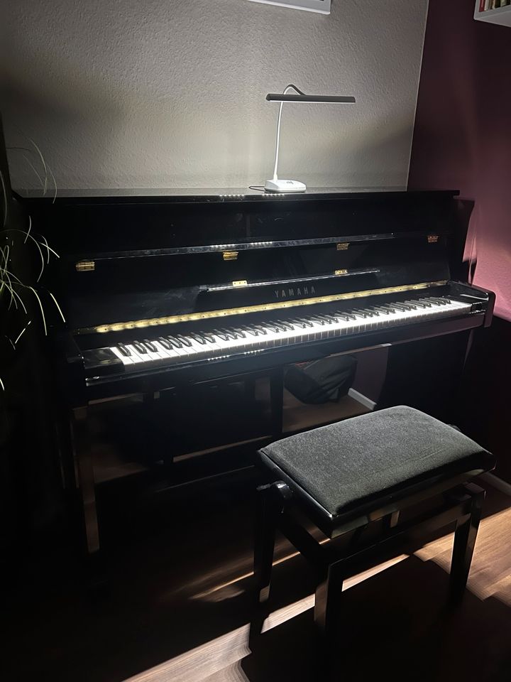 Yamaha Klavier b2e PE, schwarz poliert u. Berfelz Klavierbank in Neustadt an der Weinstraße