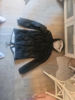 Dunkelblaue Winterjacke mit weißen Punkten Leipzig - Neustadt-Neuschönefeld Vorschau