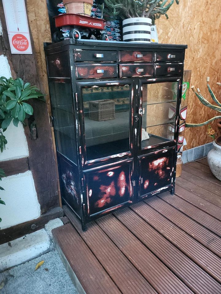 Alter Arztschrank Vitrine Vintage Industrie Design in Reutlingen