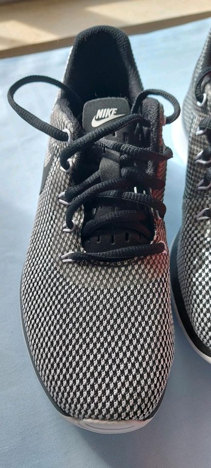Sneaker Nike ungetragen 38 in Waltershausen