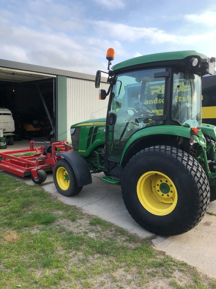 Kommunaltraktor  John Deere 4049 in Wusterhusen