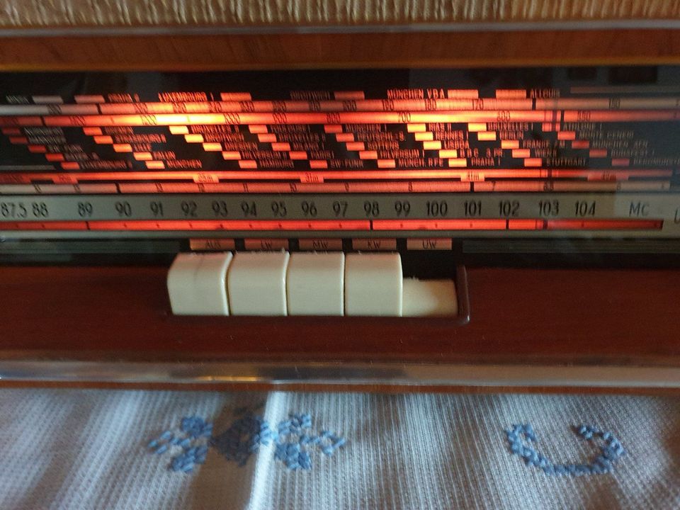 Röhrenradio Simonetta W 643, komplett restauriert, dekorativ in Schauenburg