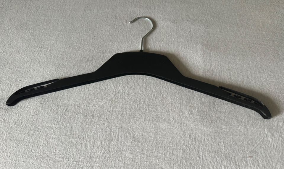 10 Kleiderbügel Kunststoff mit Schutzhaken für Blusen, Kleider… in Dortmund