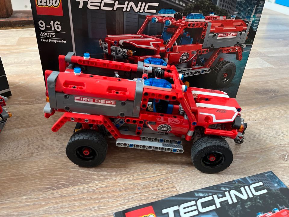 Lego Technik Feuerwehr 42068 + 42075 sehr guter Zustand in Bielefeld