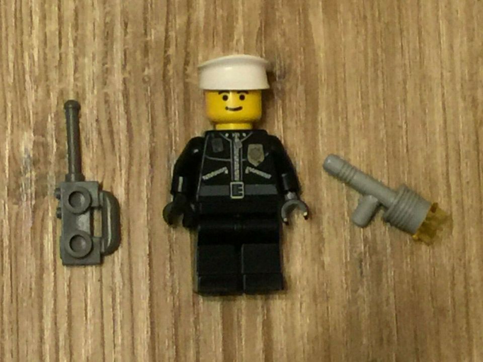 2x LEGO Minifigur Polizist Zubehör Funkgerät Taschenlampe Megafon in Elmshorn