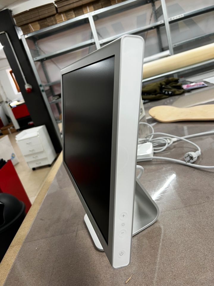 Apple Cinema Display 20zoll Guter Zustand in Affing