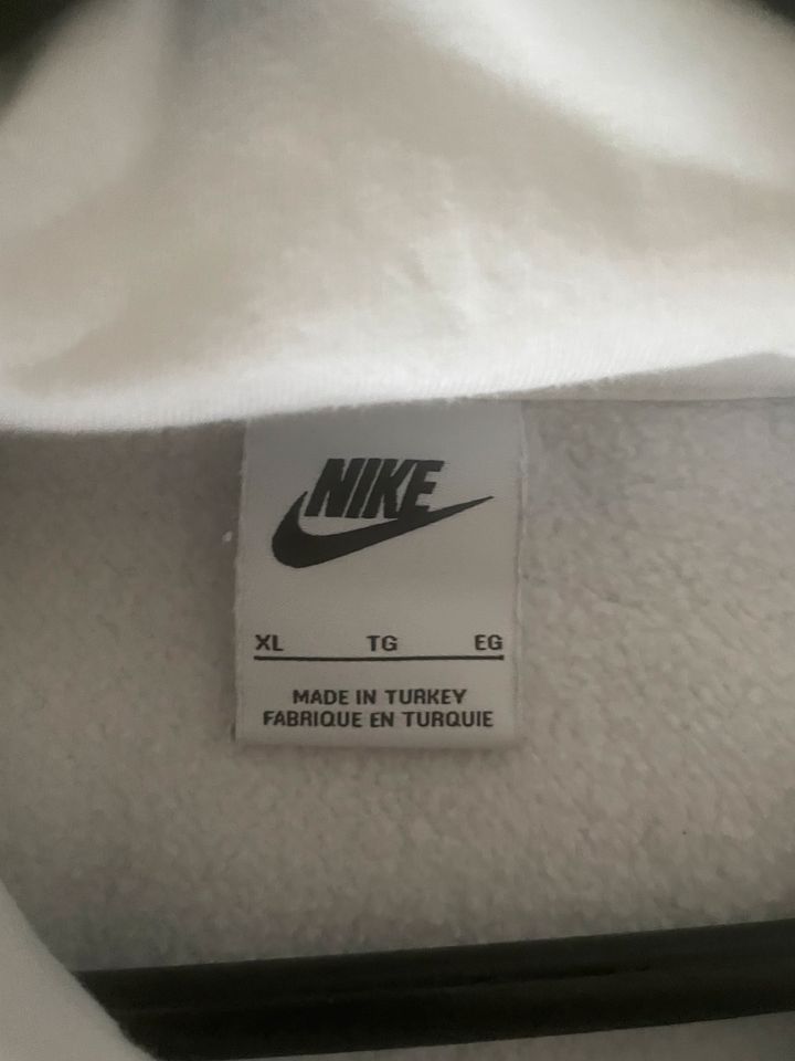 Nike Hoodie in der Farbe weiß mit rotem Schriftzug in Hamburg