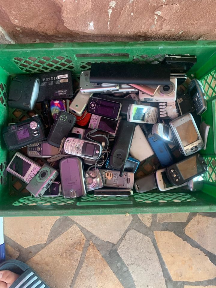 Viele alte Handys und gps defekt in Worms