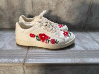 Sneakers weis mit Blumen Nordrhein-Westfalen - Lennestadt Vorschau