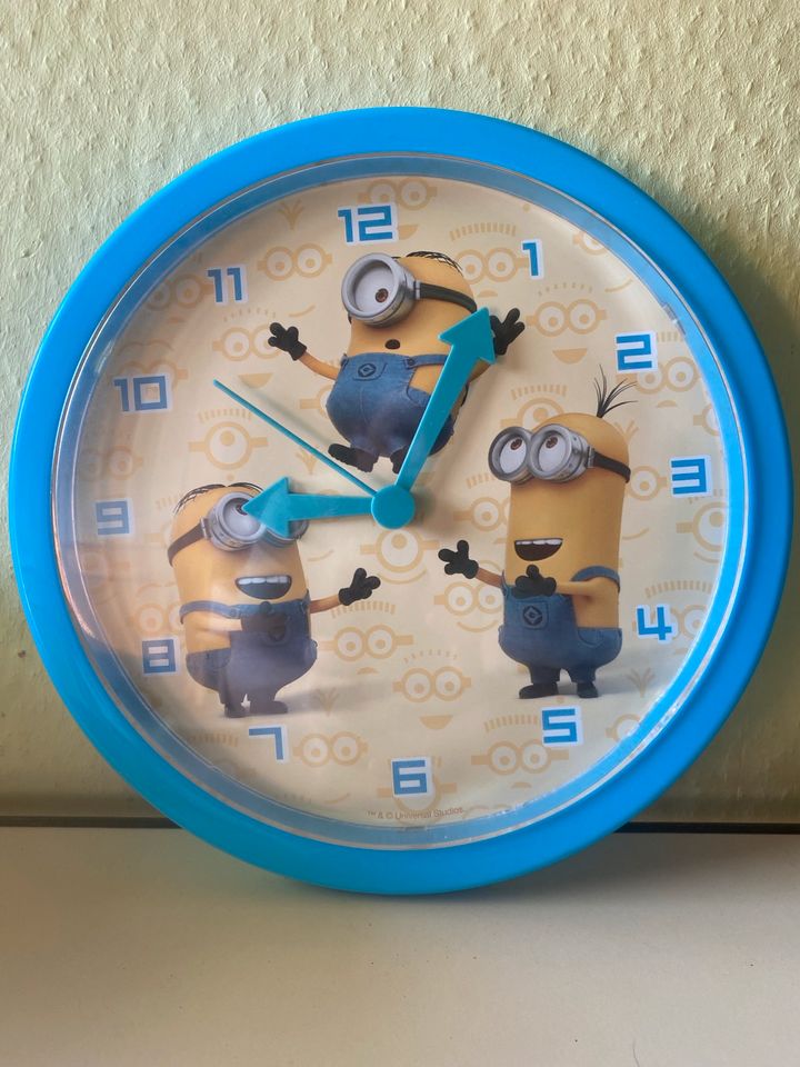 Minion Wanduhr in Nauheim