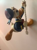 Disney Figur Donald am Seil kletternd Niedersachsen - Bissendorf Vorschau