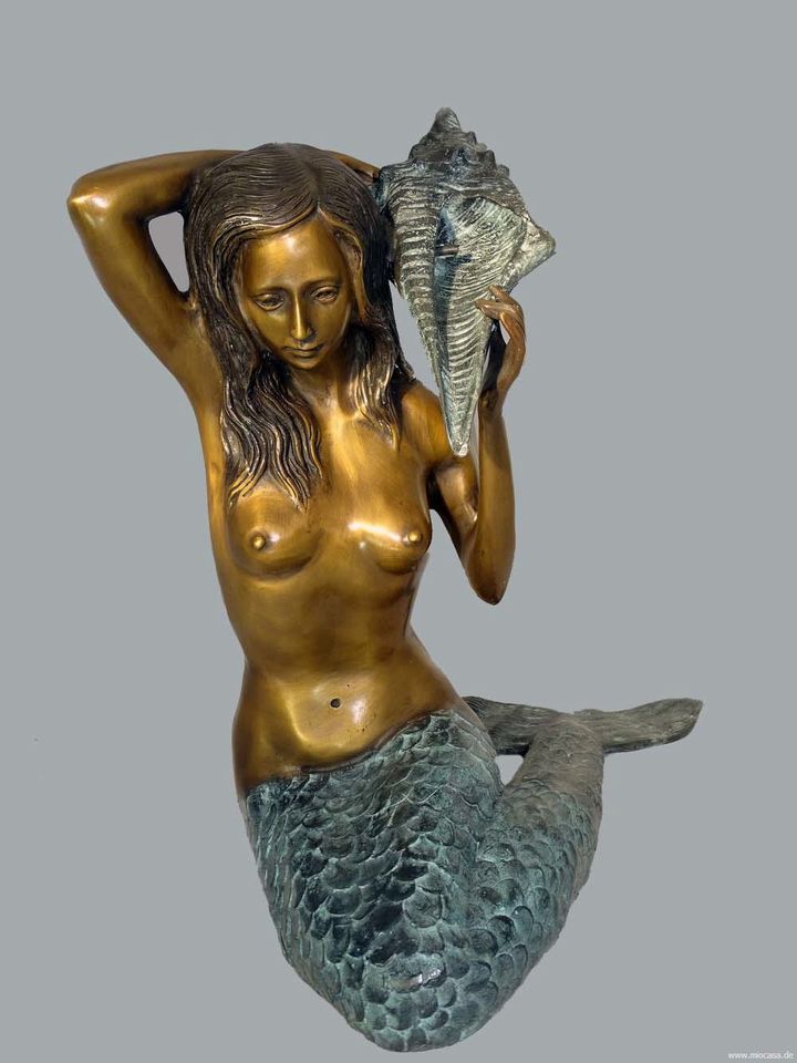 Bronzefigur Meerjungfrau sitzend mit Muschel Teichfigur aus Bronz in Abensberg