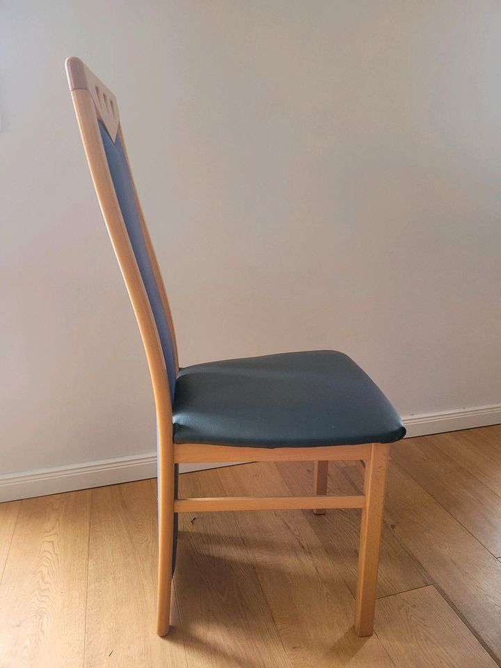 4 Stühle (Holz, Rückenlehne blauer Stoff) in Dersau