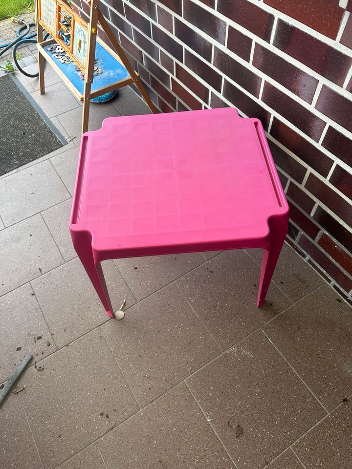 Tisch und Stuhl für Kinder in Ostrhauderfehn