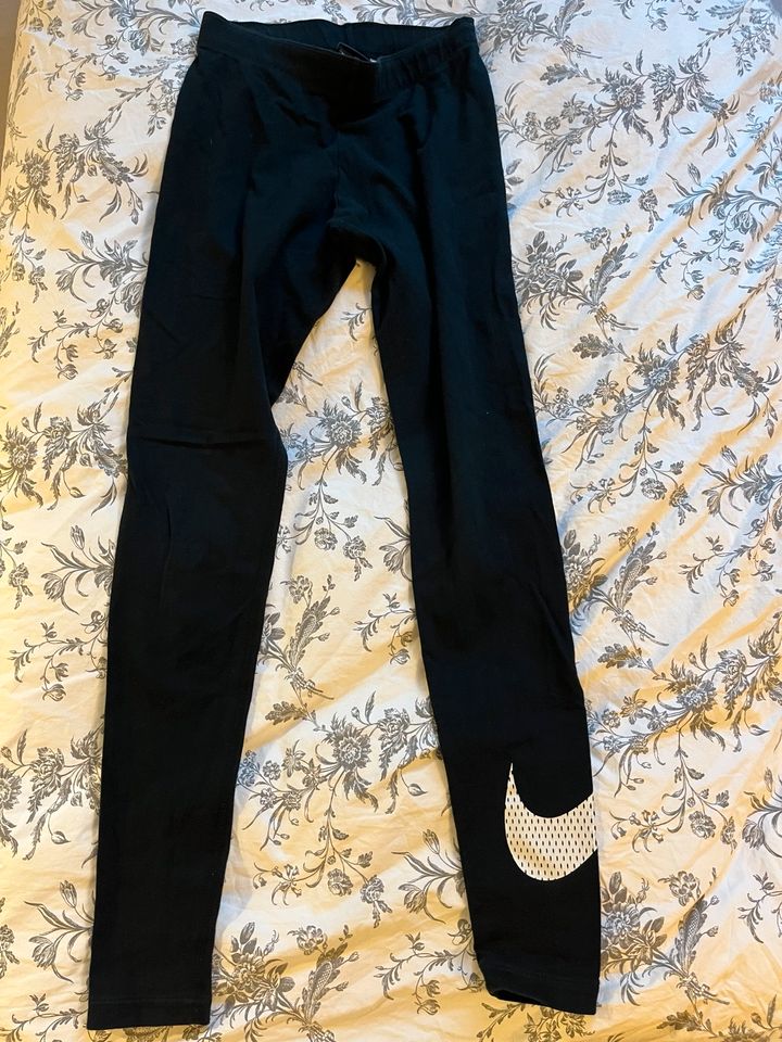 Nike Leggings Schwarz mit Swoosh XS in Denkte