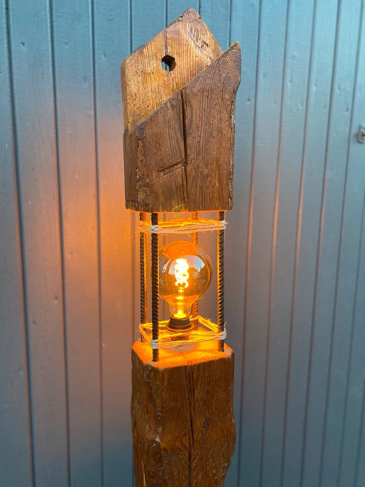 Stehlampe aus Holzbalken/Loft/Vintage in Altmärkische Höhe