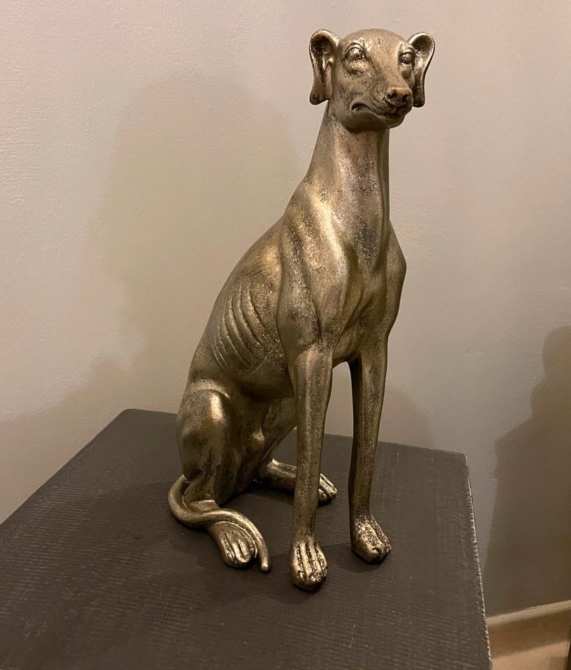 Deko Windhund Frei sitzend Skulptur Hundefigur Höhe 40 cm in Waldbreitbach