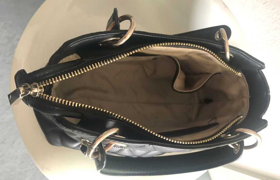 Guess Handtasche schwarz in Ismaning