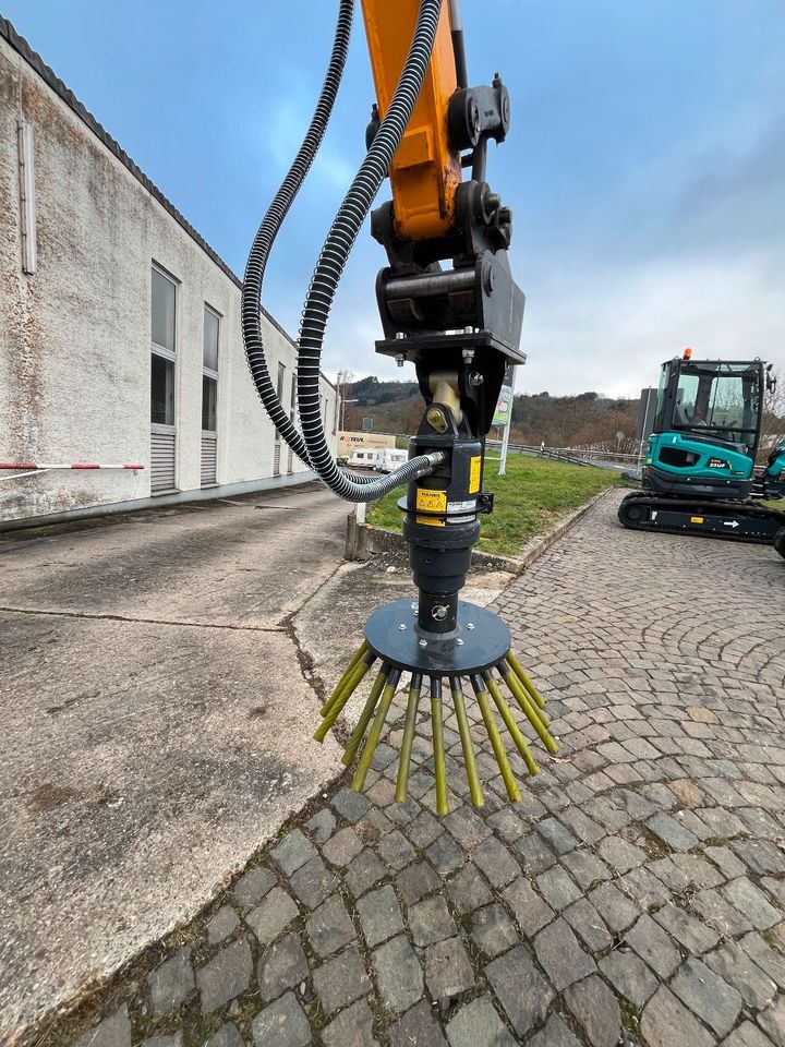 Mieten Minibagger mit Erdbohrer/ Unkrautbürste MS 03 2,8 Tonnen Bagger JCB 8026 Mieten Baumaschinen Vermietung Leihen in Meisenheim