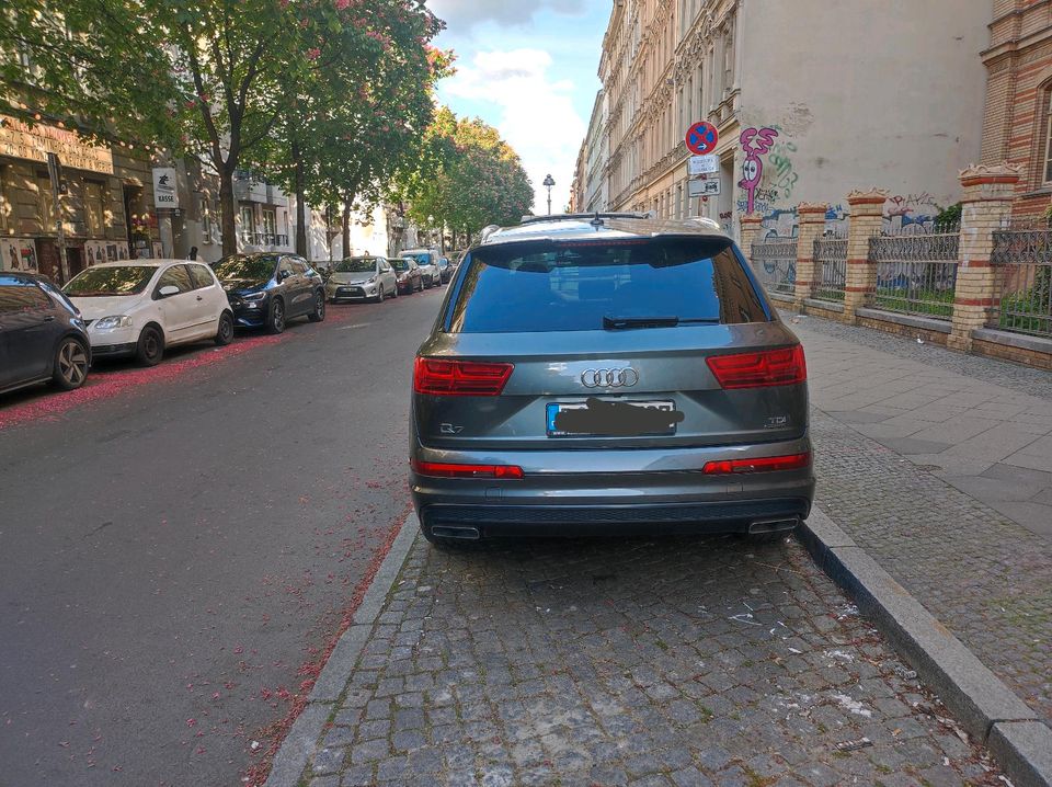 Audi Q7 s Line im gepflegten Zustand in Berlin