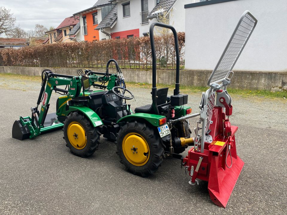 Knicklenker-Traktor Ferrari Vipar 30 mit Frontlader und Seilwinde in Mistelgau