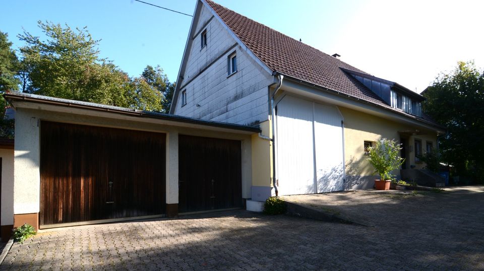 5 Zimmer Einfamilienhaus mit großer Scheune und 3 Garagen in Villingen-Schwenningen