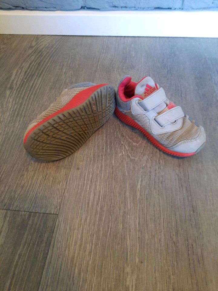 Adidas Schuhe 25 mit Klettverschluss in Leck