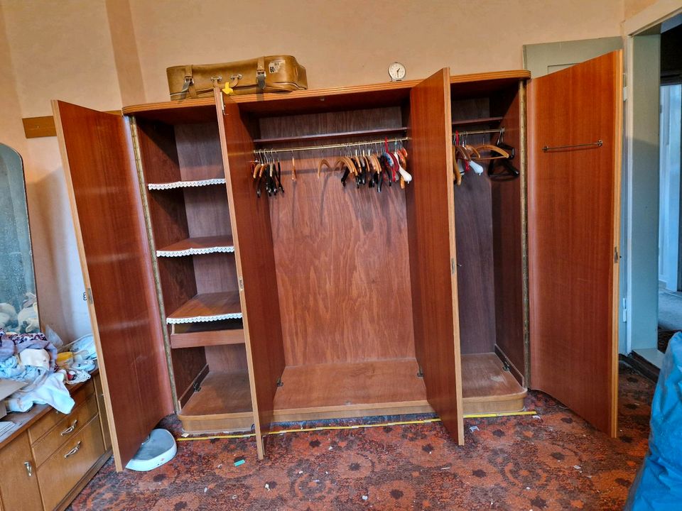 Schöner alter großer Kleiderschrank Holz  Schrank Oma's Zeiten in Visselhövede