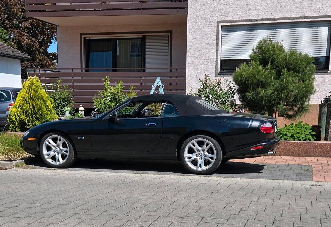 Abbildung des Autos Ein alter V8 Jaguar für …