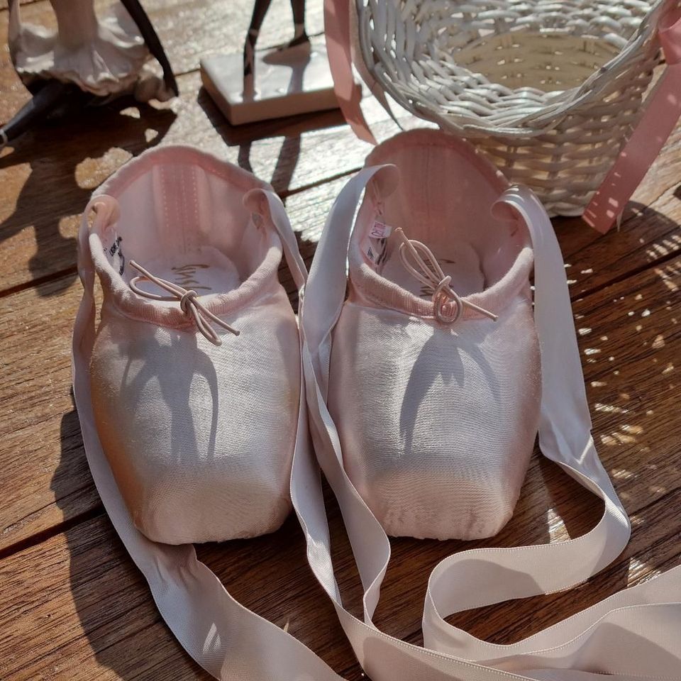 Sansha Infanta Kinder Spitzenschuhe Ballettschuhe Satin Gr. 27 in Montabaur