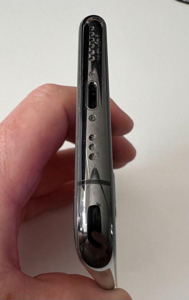 iPhone 11 pro 256 GB anthrazit mit Umhängehülle Handykette in Heikendorf