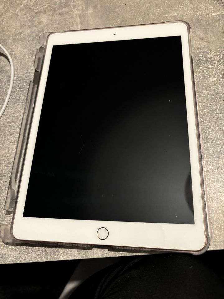 Apple iPad 7. Generation Rosé Gold 32 GB mit Hülle in Reichertshofen