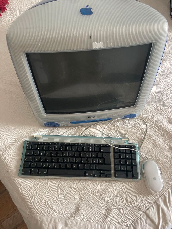 Imac G3 in blau, Tastatur in grün und Maus in Syke