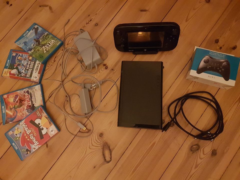 Wii U + Spiele (Zelda Breath of the Wild, ...) + Controller in Berlin