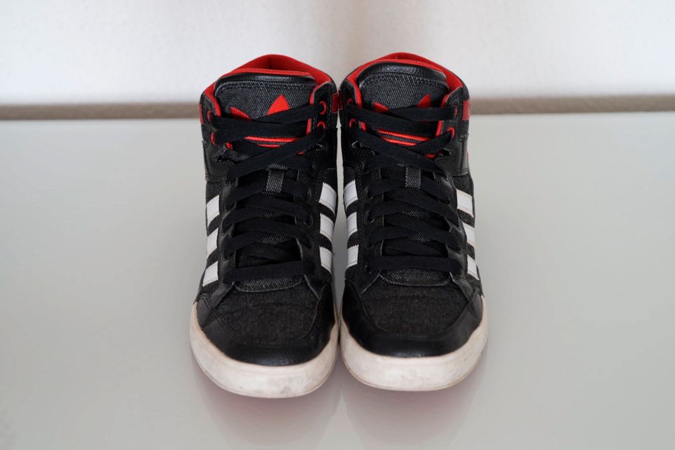 Adidas Hardcourt Hi Schwarz Rot Weiss Jeans Gr. 41 1/3 in Rielasingen-Worblingen