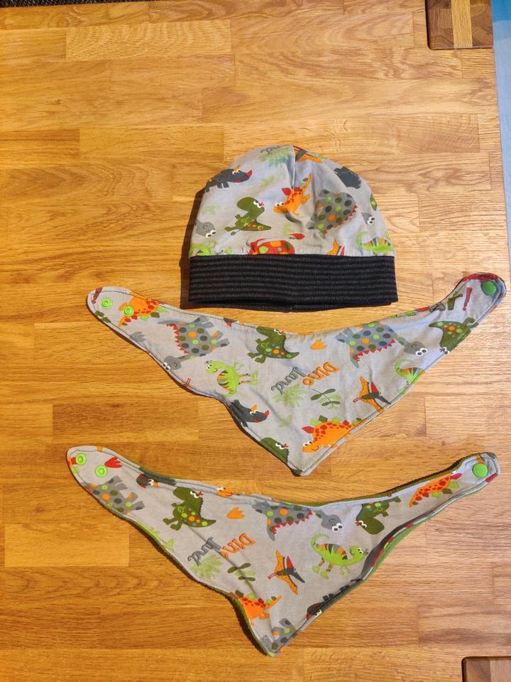 Warme Mütze mit 2 Halstüchern, Set, , Handmade, Dino, Dinosaurier in Habichtswald