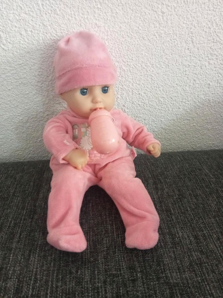 Baby Annabell Puppe mit Flasche und Kleidung in Reutlingen