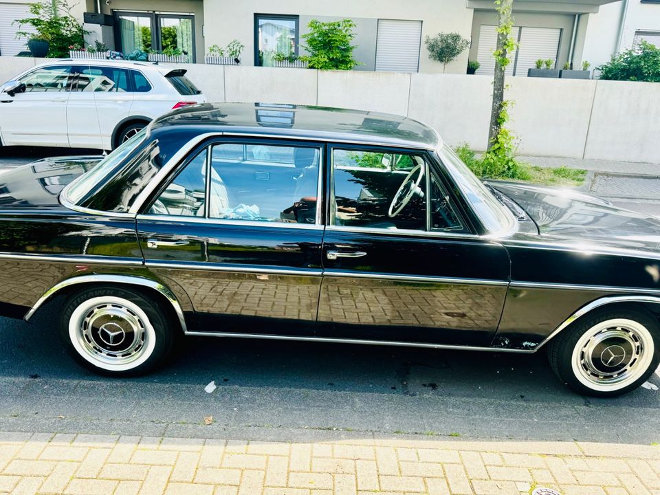 Mercedes 200 d Oldtimer in Kürten