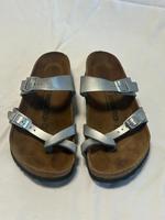 Pantoletten Birkenstock Mayari silber Gr. 41 Zehentrenner neuwert Niedersachsen - Garbsen Vorschau